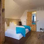 H&h Im Herzen Der Stadt Nr 17-karl Mit Kueche, Wohnzimmer Und Esstisch * جرايفسفالد