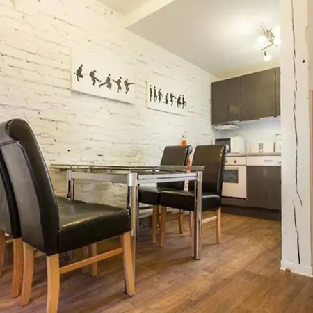Appartement H&h Im Herzen Der Stadt Nr 17-karl Mit Kueche, Wohnzimmer Und Esstisch